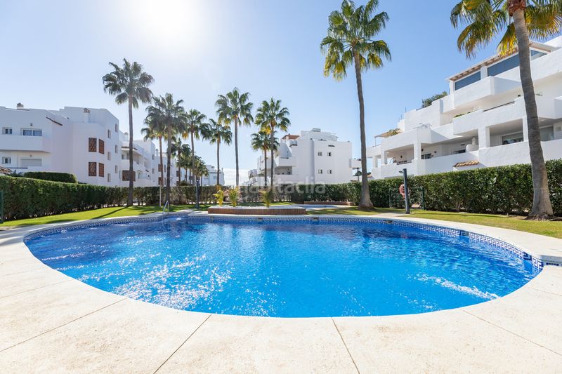 Foto 639ef22c-747d-4c66-a43b-e3dde9f26854. Piso adéntrate en tu propio rincón del mediterráneo con este acogedor apartamento en planta baja. diseñado para el confort y la vida al en Estepona