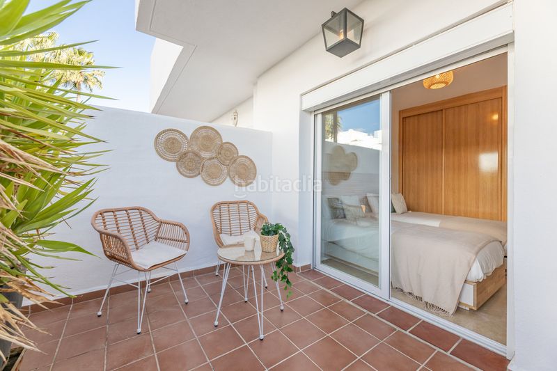 Foto b10026aa-3927-45c9-8618-5f645621bbbc. Piso adéntrate en tu propio rincón del mediterráneo con este acogedor apartamento en planta baja. diseñado para el confort y la vida al en Estepona