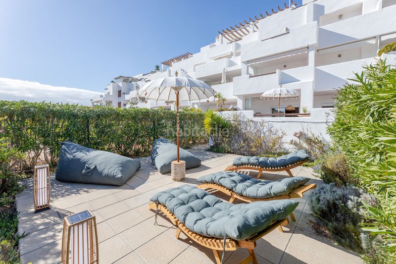 Foto c2806dc7-4cb3-4dd2-a0f2-820bd3a609d0. Piso adéntrate en tu propio rincón del mediterráneo con este acogedor apartamento en planta baja. diseñado para el confort y la vida al en Estepona