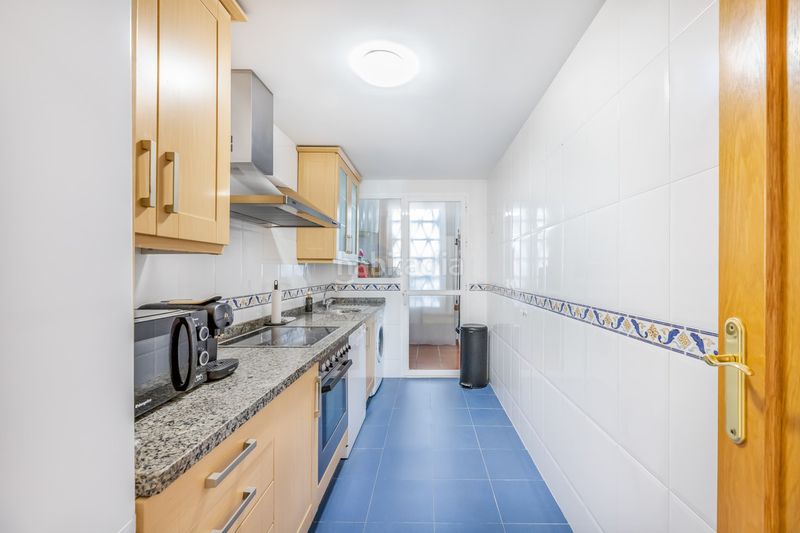 Foto e2d1536a-acd2-4437-a0a1-ad847c074808. Piso adéntrate en tu propio rincón del mediterráneo con este acogedor apartamento en planta baja. diseñado para el confort y la vida al en Estepona