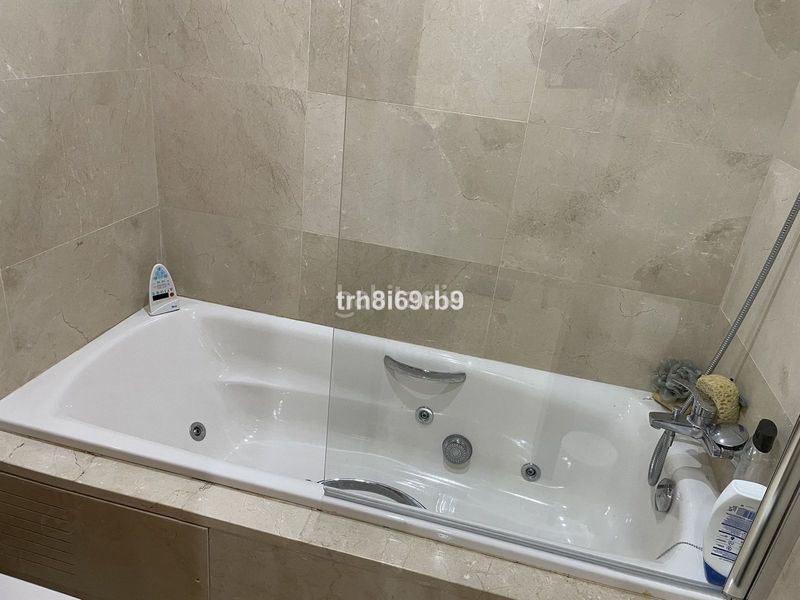 Foto 0fc89baf-c2e1-4e7d-b605-34a6fc2ead59. Casa adossada amb aparcament piscina a Guadalobón Estepona
