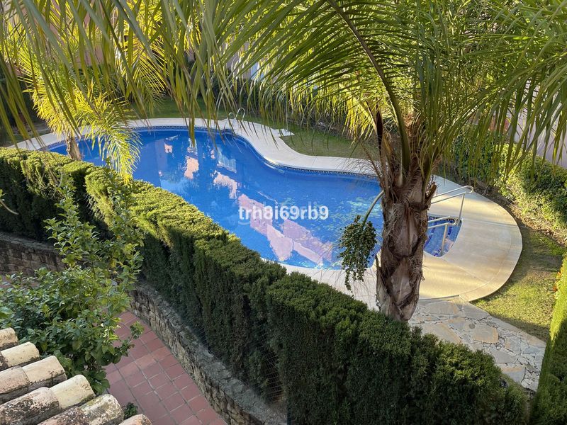 Foto 5cd326a5-dbd1-44df-936b-7761b522eac2. Casa adossada amb aparcament piscina a Guadalobón Estepona