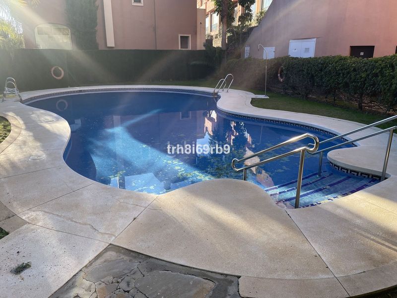 Foto 6a35b41e-82cc-4416-8f62-fbb70f76608e. Casa adossada amb aparcament piscina a Guadalobón Estepona
