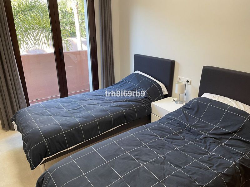 Foto a805701b-18cd-4325-8b72-2cc8752e8b08. Casa adossada amb aparcament piscina a Guadalobón Estepona