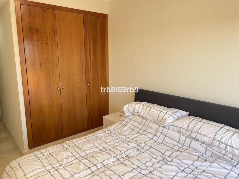 Foto ac113c7e-855c-4e55-807e-b47271e559ef. Casa adossada amb aparcament piscina a Guadalobón Estepona