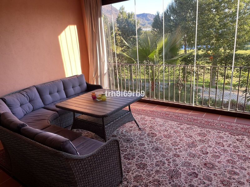 Foto db43d345-bde1-4549-8c28-fb2e41100fea. Casa adossada amb aparcament piscina a Guadalobón Estepona