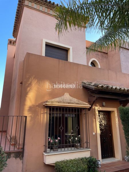 Foto eb44743d-f334-4cee-b28d-9e790590dee3. Casa adossada amb aparcament piscina a Guadalobón Estepona