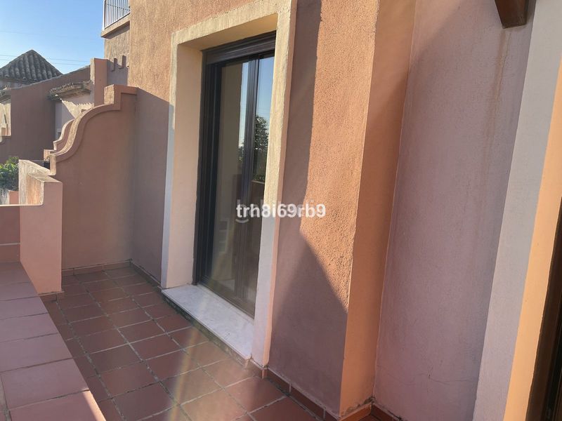 Foto f4dd6ec9-c3c6-48a7-8ea3-6a063a44f386. Casa adossada amb aparcament piscina a Guadalobón Estepona