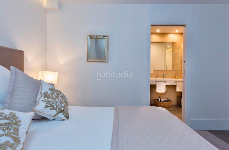 Foto 4d953b87-13c3-46cc-80d7-500afefcc061. Piso apartamento en primera línea de playa en Puerto Banús con vistas al mar y a la concha este magnífico apartamento en primera línea en Marbella