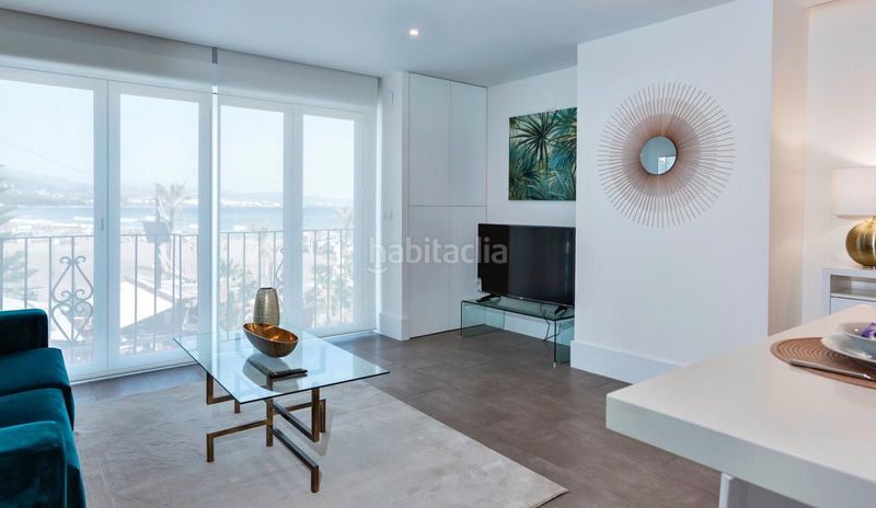 Foto 6fc73a51-74ee-4e19-8bce-36053486cd75. Piso apartamento en primera línea de playa en Puerto Banús con vistas al mar y a la concha este magnífico apartamento en primera línea en Marbella