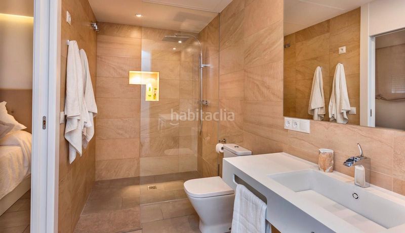 Foto 88512f62-cbb2-4b31-83ce-e7ac42d9df8b. Piso apartamento en primera línea de playa en Puerto Banús con vistas al mar y a la concha este magnífico apartamento en primera línea en Marbella