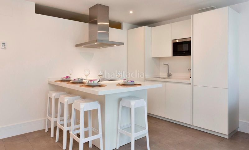 Foto ca5a4099-853e-4be8-8370-80ff01fbaf06. Piso apartamento en primera línea de playa en Puerto Banús con vistas al mar y a la concha este magnífico apartamento en primera línea en Marbella