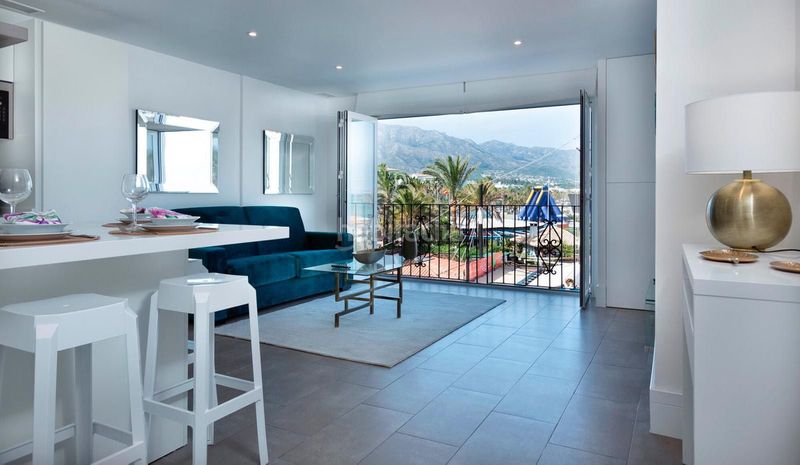 Foto ea869e81-a61f-4d52-9305-ff188cb7303c. Piso apartamento en primera línea de playa en Puerto Banús con vistas al mar y a la concha este magnífico apartamento en primera línea en Marbella