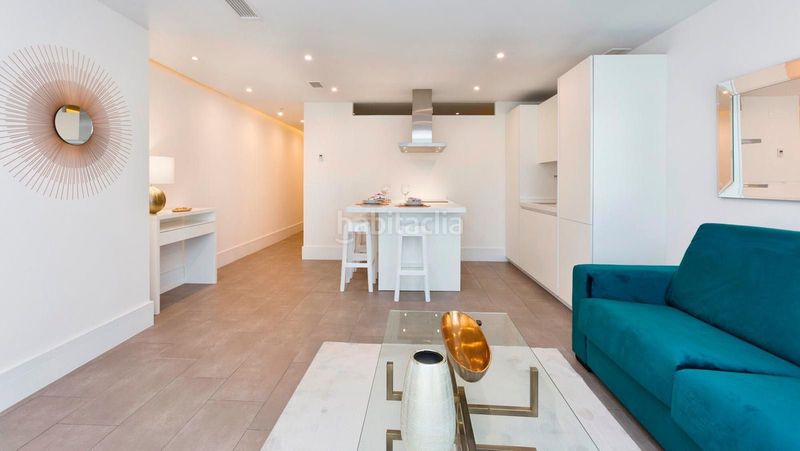 Foto f0fdfd6f-f8f9-4072-9658-725e116b4d8a. Piso apartamento en primera línea de playa en Puerto Banús con vistas al mar y a la concha este magnífico apartamento en primera línea en Marbella