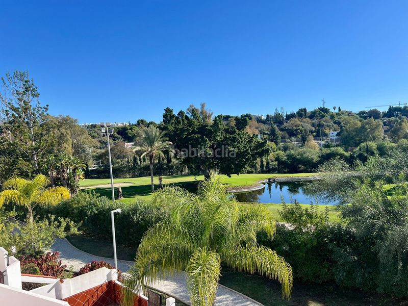 Foto 0399655f-d55d-4f5c-bac1-f721679f64b4. Casa adossada amb piscina a Las Brisas Marbella