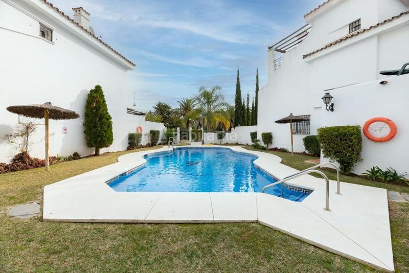 Foto d17ab4ac-f92e-463a-8c6a-9d727c1297bb. Casa adossada amb piscina a Las Brisas Marbella