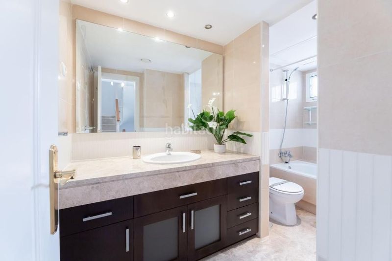 Foto f56d653c-675f-439b-8bbb-fee94edae818. Casa adossada amb piscina a Las Brisas Marbella