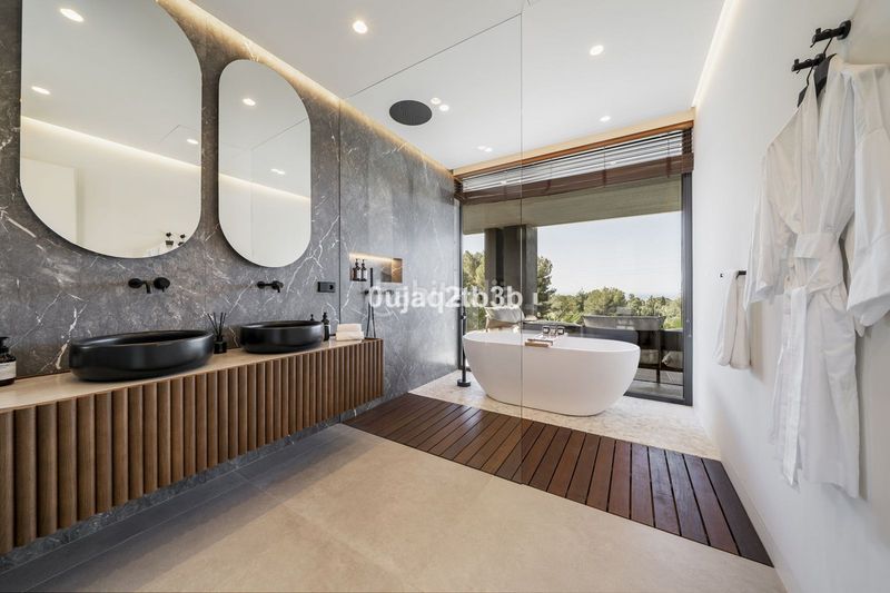 Foto 983d8249-0939-4513-8800-623f9ea9816b. Casa amb aparcament piscina a Sierra Blanca Marbella