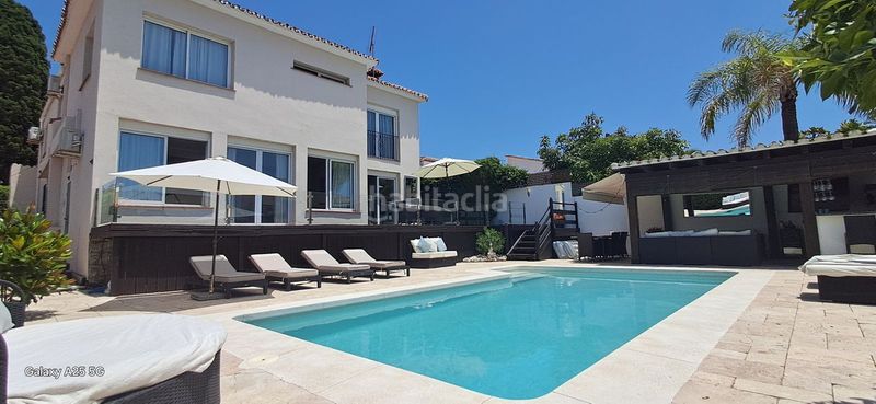 Foto 5edefb9b-e744-4fd7-9c5f-1b0e5e37de6e. Casa amb aparcament piscina a Bello Horizonte - Lindasol Marbella