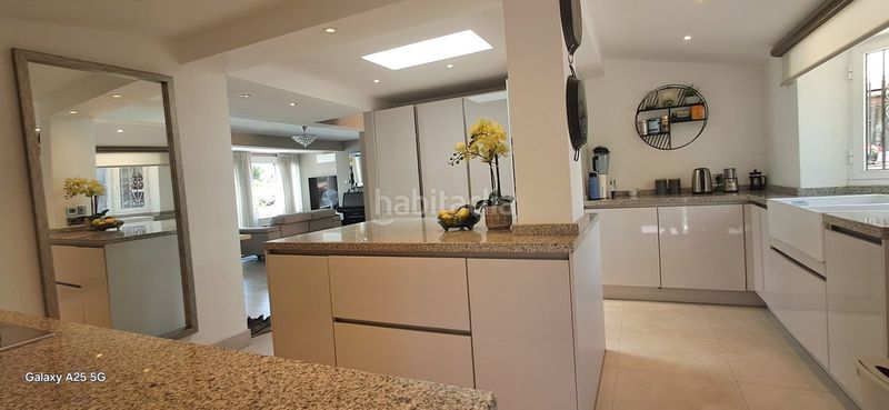 Foto e6984613-aa01-4b91-a4bf-696e60be7b28. Casa amb aparcament piscina a Bello Horizonte - Lindasol Marbella