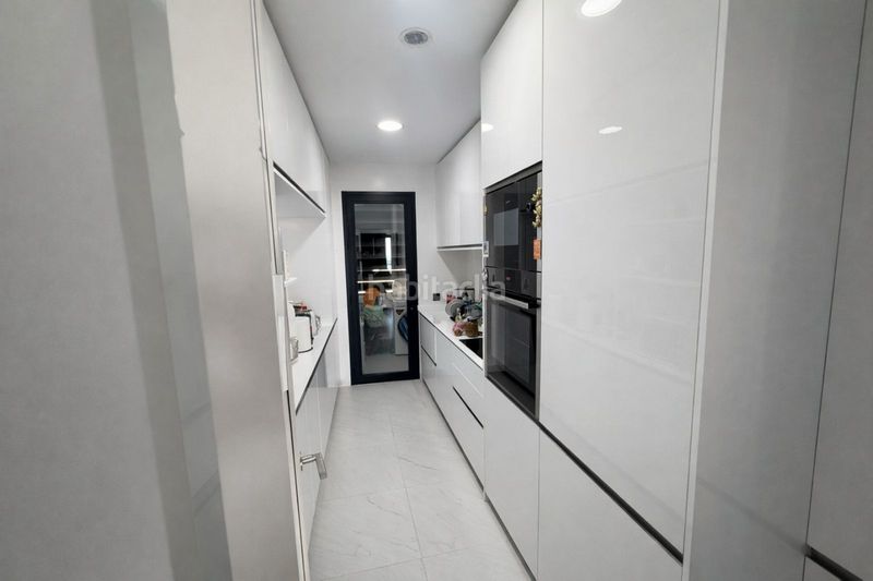 Foto ddcf5aa8-e3d7-4aff-a0cc-3e7eaacf2a30. Pis amb aparcament piscina a altos de Estepona Estepona