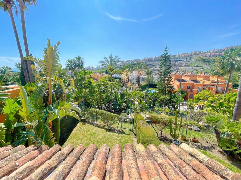 Foto c35c659a-e75c-4a78-a748-3534de4b3ca9. Casa adossada amb aparcament piscina a Paraiso - Barronal Estepona