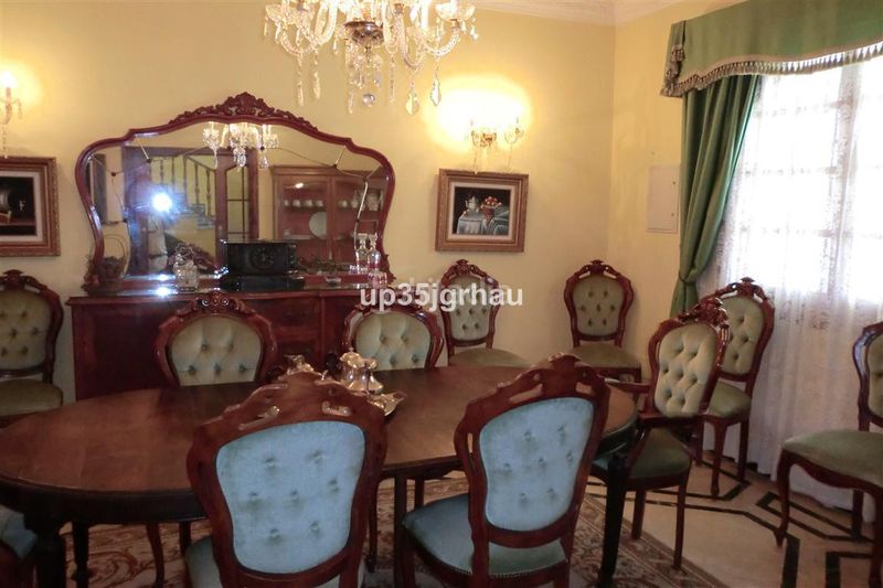 Foto 60073ee3-25eb-42f8-822a-bc8de7784303. Casa amb aparcament piscina a Parque Central Estepona