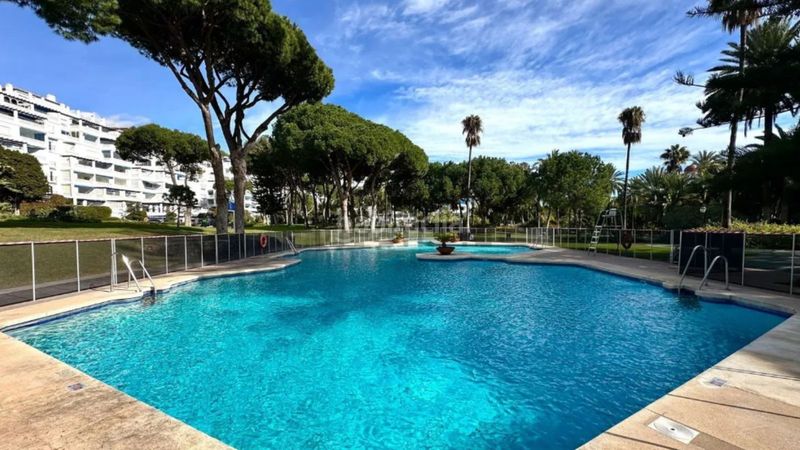 Foto 21d0df3a-ef27-4c95-ae78-01c980cc49d2. Pis amb aparcament piscina a Puerto Banús Marbella