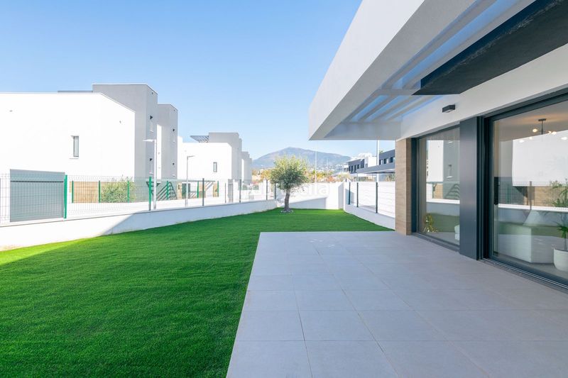 Foto 0dc2ff3d-84a1-4cc9-8ff3-30180270c578. Casa adossada amb aparcament piscina a Nueva Atalaya Estepona