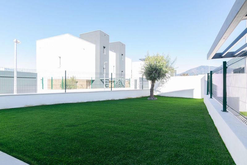 Foto bcd93312-61b1-460d-86d8-89bb6a15d344. Casa adossada amb aparcament piscina a Nueva Atalaya Estepona