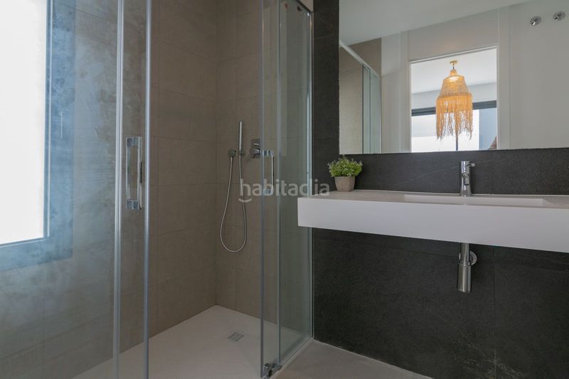 Foto f887ba96-7b21-40ef-a5dd-891c65512164. Casa adossada amb aparcament piscina a Nueva Atalaya Estepona
