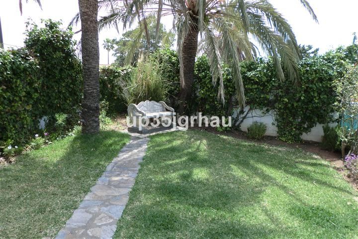 Foto 127f8354-52f1-4ec8-a1f1-0ad5ae477047. Casa amb aparcament piscina a Parque Central Estepona