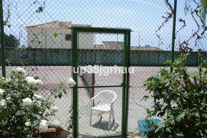 Foto 621a2a79-f847-4459-83b9-a413d5f9a9a9. Casa amb aparcament piscina a Parque Central Estepona