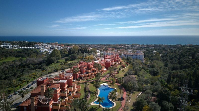 Foto f91cca44-fd6c-43a0-a23f-1cc701b8b150. Pis amb aparcament piscina a reserva de Marbella Marbella