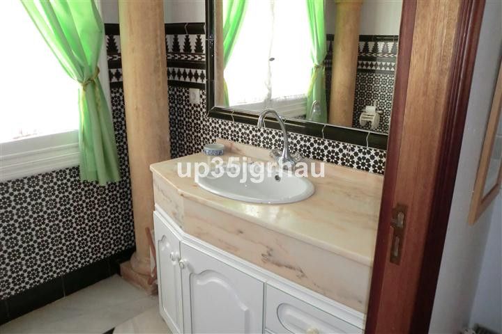 Foto a96a9d61-f2ac-4a5e-b775-d69b689266a8. Casa amb aparcament piscina a Parque Central Estepona