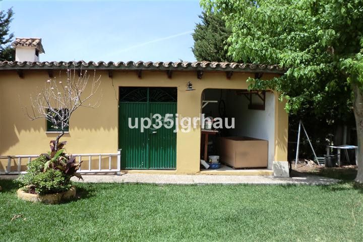 Foto f0a549b5-4cf3-4e9b-85fe-15a3cfb7c370. Casa amb aparcament piscina a Parque Central Estepona