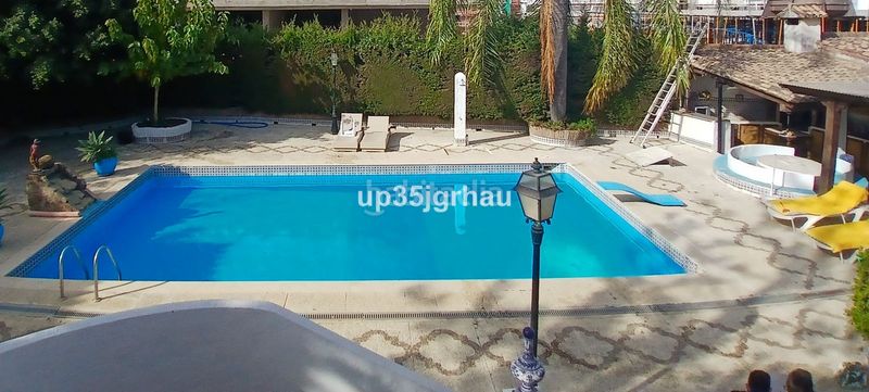 Foto f38bbf85-69d8-42be-8136-ef68ddf772cc. Casa amb aparcament piscina a Parque Central Estepona
