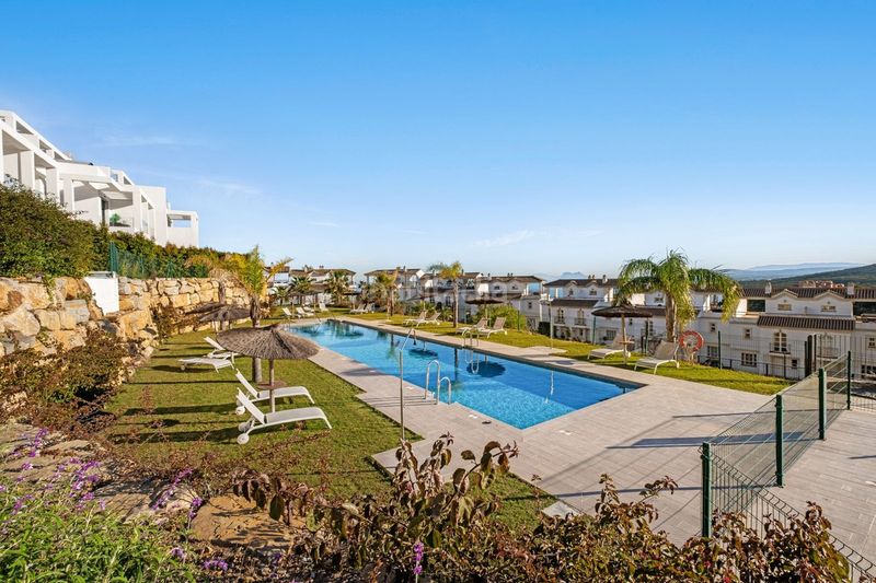 Foto b080de28-dcda-4cd5-8b73-6634adfb1f4e. Casa adossada amb aparcament piscina a San Luis de Sabinillas Manilva