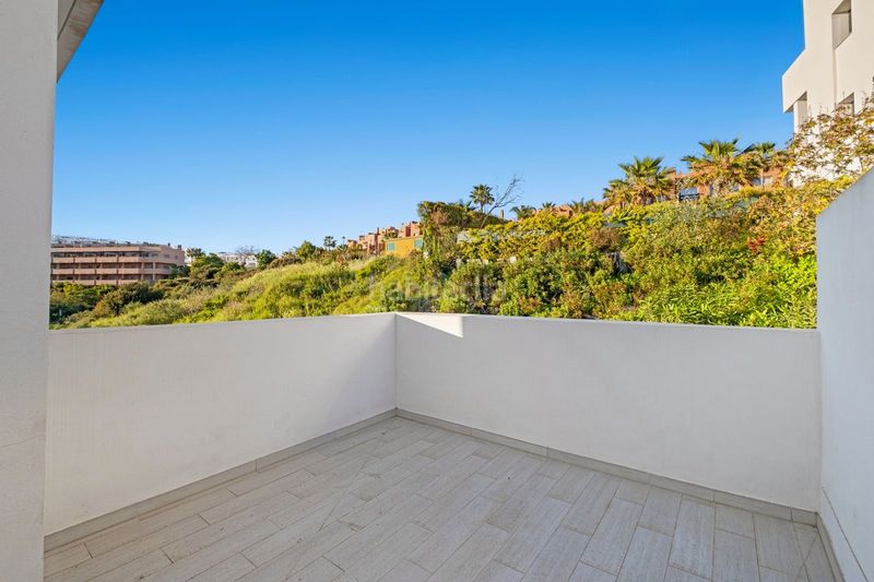 Foto e74245f5-8bb6-41e4-b43a-c49fb33d4e7e. Casa adossada amb aparcament piscina a San Luis de Sabinillas Manilva