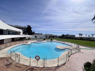 Semi detached house  Estepona - estepona,nueva milla de oro,avenida de la resina. Encantadora casa adosada de tres dormitorios en primera línea de