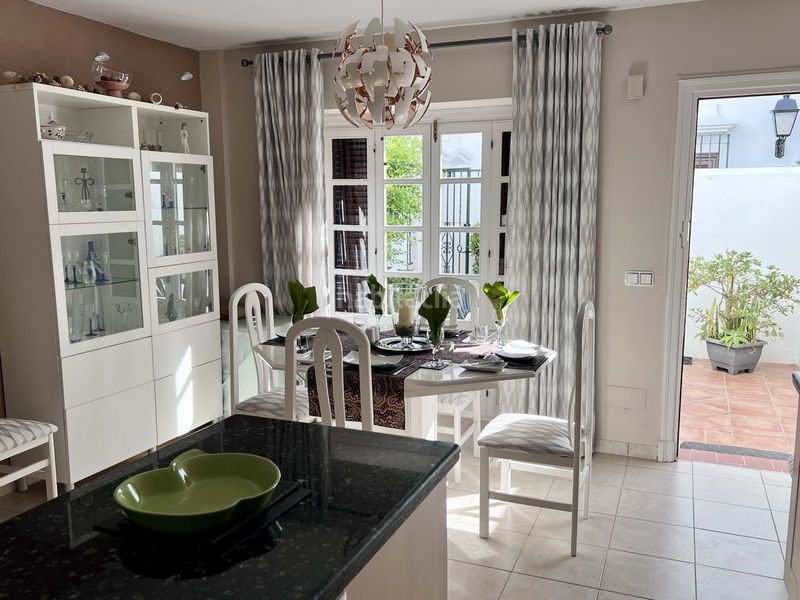 Foto 42a60ccd-d932-4e72-9685-9ec241a9169b. Casa adossada amb aparcament piscina a La Concha - Resina Golf Estepona