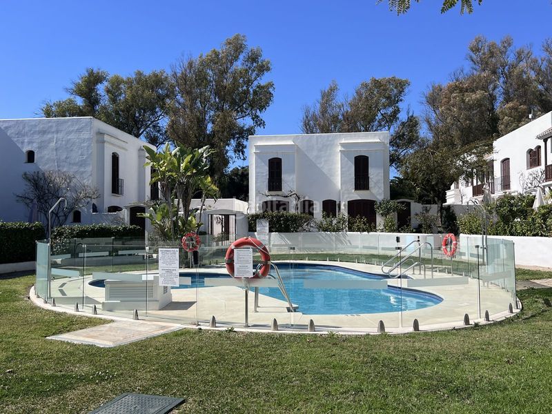 Foto 9e0d9d3c-a3ad-4a21-9910-9edb1f69579c. Casa adossada amb aparcament piscina a La Concha - Resina Golf Estepona