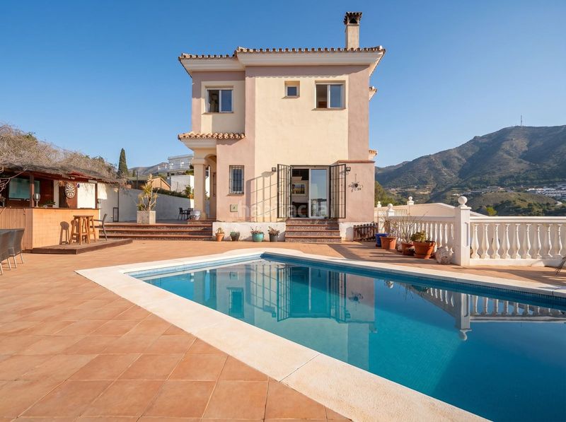 Foto bb6732f7-8a61-4c2d-bc78-b4bcd57a62f2. Casa amb aparcament piscina a Torreblanca del Sol Fuengirola