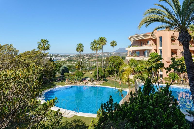 Foto 7f69e7c0-463d-4d8e-b16c-32893590ffef. Pis amb aparcament piscina a Las Brisas Marbella