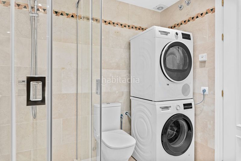 Foto f8e7f6e0-96f4-45d8-bf2e-9326df049d72. Pis amb aparcament piscina a Las Brisas Marbella