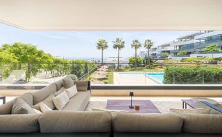 Flat  Estepona,centro,avenida juan carlos i. Lujoso apartamento de 3 dormitorios totalmente amueblado con vis