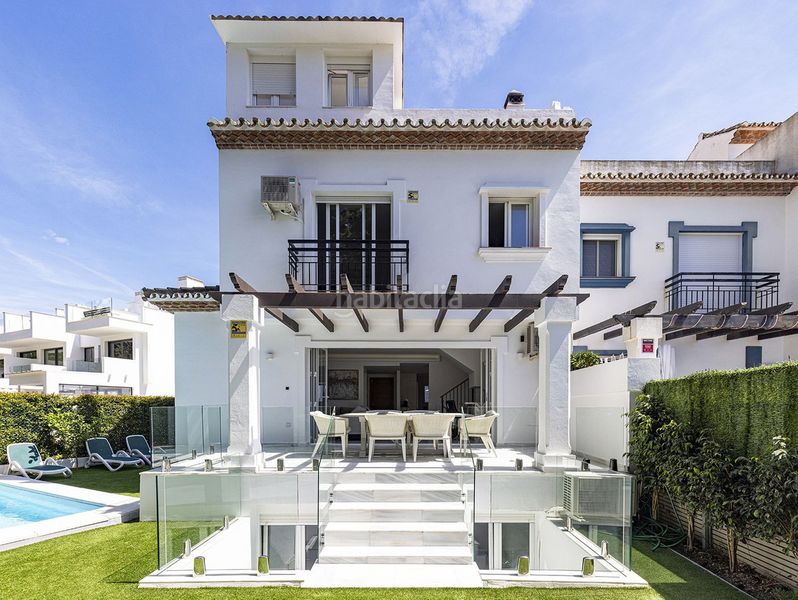 Foto 9485b937-3de2-42b4-9a88-2019f6029dea. Casa adossada amb aparcament piscina a Centro Estepona