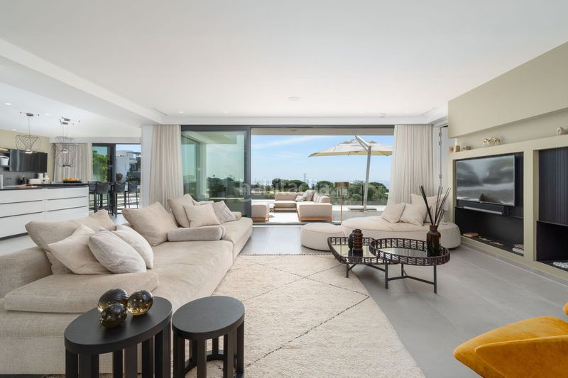 Foto 8aa16a6b-6222-4d56-b64f-2817fb5a7c3d. Casa amb piscina a Cabopino - Artola Marbella