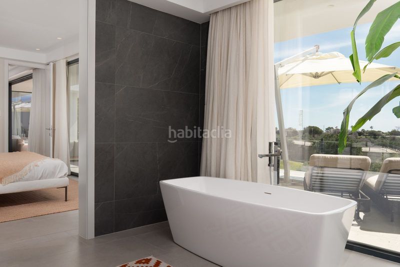 Foto c89cb4cd-e94c-4811-88e4-4b38b024a831. Casa amb piscina a Cabopino - Artola Marbella
