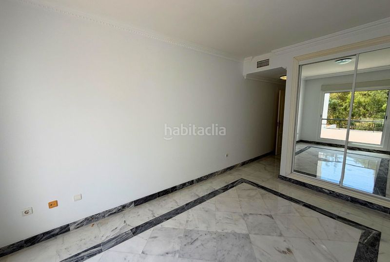Foto fbeb92e4-ce15-4f64-a9f5-a1ac0c805d18. Àtic amb aparcament a Las Brisas Marbella